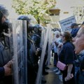 Opsadno stanje u Tirani! 1.000 policajaca, vodeni topovi i specijalci opkolili parlament: U sali tuča poslanika dok se sprema…