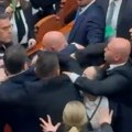 Opsadno stanje u Tirani! 1.000 policajaca, vodeni topovi i specijalci opkolili parlament: U sali tuča poslanika i čupanje…