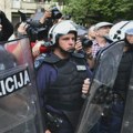 Policija sa štitovima i šlemovima se raspoređuje u blizini RIK-a