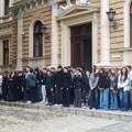 “Jovina je naša”: Đaci organizovali svečani doček suspendovanim profesorima Jovine (VIDEO)