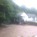Kritično u Petnici, usled poplave urušila se kuća