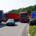 Vozači kamiona sa srpskim tablicama blokirali put kod Jarinja u znak protesta