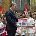 Dres i zastava za predsednika: Učesnici kampa "Srbija te zove 2023" uručili poklone Vučiću (foto)