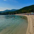 Šta radi ova Gospođa u moru u Grčkoj?! Turisti na plaži se zgrozili: Neko bi ovo trebalo debelo da kažnjava! (foto)