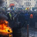 Brisel: Poljoprivrednici blokirali trg ispred Evropskog parlamenta, zapaljene gume i drva