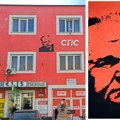 Ko nas to gleda sa zgrade u Odžacima? Dobro poznat lik i crvena fasada