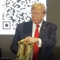 VIDEO: Tramp lansirao sopstvenu liniju "zlatnih" patika za 399 dolara