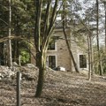 (Foto) od Novaka Đokovića uzela je 2,9 miliona evra,: pa sagradila kuću usred šume: Izolovana je od sveta, kozjim stazama…