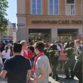 Haos u Minhenu: Sukob Srba i policije, letele krigle iz bašte lokala (video)