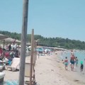 Srbi heroji spasli delfina đuru Haos na plaži u Grčkoj, svi su tapšali a onda se pojavio i sveštenik! (foto)