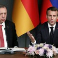 VIDEO Erdogan uhvatio Makronov prst i nije ga puštao