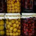 Najlakši način da sačuvate voće za zimu, a da ne koristite šporet Kompot i kiseli krastavčići iz sudomašine su najnoviji hit…
