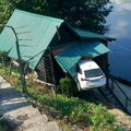 Neverovatna scena u Međuvršju, auto sa magistrale sleteo pravo u vikendicu!