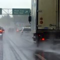 Oprez u saobraćaju zbog mokrih kolovoza