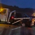 Sudarila se dva automobila i kamion, tri osobe povređene