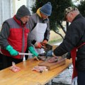 "Lepo je druženje, a malo se i zarakija": Mađari iz Temerina kuvaju riblju čorbu za Srbe povodom Badnjeg dana (foto)