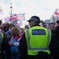 Demonstrant u Londonu zamenio iransku zastavu na ambasadi: Policija uhapsila dve osobe zbog upada