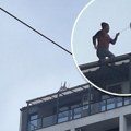 Dramatične scene na Vračaru: Čovek se popeo i skinuo stolicu koja je pretila da padne nekome na glavu
