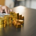 Zlato prešlo istorijski prag od 5.000 dolara