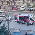 (Фото) Тешко повређен пешак: Такси возило оборило старијег мушкарца у центру Новог Сада