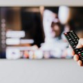 Trik od 10 sekundi koji vam spašava novac pri kupovini televizora: Upalite svetlo na mobilnom i vidite šta će da se dešava!