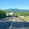 "Prizor je jeziv, automobil je završio prevrnut pored puta, a cisterna stoji na kolovozu": Nesreća kod Topole