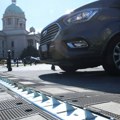 (Foto, video) Ispred parkinga kod Skupštine Srbije postavljen ležeći policajac sa šiljcima: "Stop. Zabranjen smer. Oštećuje…