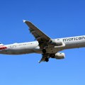 Zapalio se laptop u avionu, buknuo veliki požar. Drama na letu iznad Amerike: Putnici panično trčali kroz kabinu punu dima