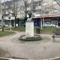 Pogrešan datum rođenja i smrti ili namerna simbolika na spomen-bisti vojvode Koste Vojinovića u Prokuplju