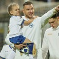 Nestvarne scene na oproštaju Edina Džeka: Koreografija, bakljada izvan stadiona, transparenti na zgradama...