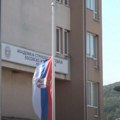 Tužni prizori iz leposavića: Zastave na pola koplja, večeras paljenje sveća za tragično ubijene Srbe u Banjskoj (VIDEO)