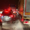 Blokiran auto-put Beograd – Niš: Lančani sudar više automobila kod Umčara, stvara se veliki zastoj