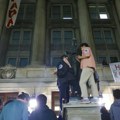 Propalestinski protest u Njujorku: Desetine demonstranata blokiralo ulaze zgrade Univerziteta u Kolumbiji