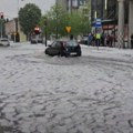 Strahoviti prizori u evropskom gradu: Ceste prekrivene ledom, ni automobili ni pešaci nemaju kud zbog snažnog nevremena…