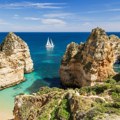 Ovo je nova hit destinacija! Zovu je evropskom Kalifornijom, svojom peščanom plažom i tirkiznim morem turiste obara s nogu…