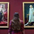 Novi portreti britanskog kralja i kraljice
