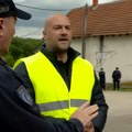„Vukli su nas dok nismo izašili napolje“: Ekipi N1 i lokalnim novinarima zabranjeno izveštavanje sa SNS skupa u…