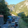 Kilometarska kolona na prelazu sa crnom gorom Tokom dana na graničnom prelazu Dobrakovo između Srbije i Crne Gore duže čekanje…