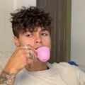 Devojčica dala ocu vodu, pa nasmejala internet od suza Kad je shvatio odakle je sipala, umalo se onesvestio od šoka! (video)