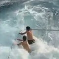 (Video) Snimali klip pa se umalo udavili: Drama na Jadranskom moru: Mladići potcenili snagu mora, jedva su ih spasili