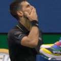Hit! Novak "maltretirao" Amerikanca usred Njujorka, pa u svom stilu slao poljupce publici