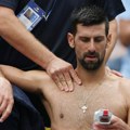 Novak Đoković hitno zvao lekara: Pokušao da sakrije problem, ali svi videli koliko ga boli