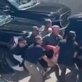 (Video): Šestorica trčeći nose krvavog Trampovog saradnika, dok ljudi beže u panici: Pojavio se dramatičan snimak evakuacije…