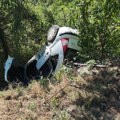 (Фото) несрећа код Варварина: Возило слетело са пута, завршило у јарку на крову