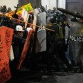 Brutalna eskalacija sukoba! Mladi muzičar ubijen tokom protesta, broj povređenih premašio 100: Policija ispaljivala suzavac i…