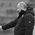 Раднички завијен у црно после смрти Жижовића, грб "посивео", а порука слама срце за преминулог тренера