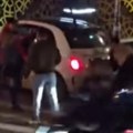 Krvava tuča u centru Beograda! Svađa u saobraćaju se pretvorila u brutalni obračun nasred ulice: Prolaznici snimili sve (video)…
