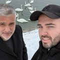 Čeda Jovanović i Aca Kos u šetnji kejom. Iza njih labudovi i sneg, pokazali kako uživaju u zimskoj idili (foto)