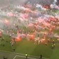 Gori u Pragu, totalni haos: Navijači Slavije utrčali na teren sa bakljama, jurnuli u napad na tifoze Sparte