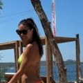 Skinula se, pa okrenula: Sanji Kužet sevaju rasne obline u bikiniju, muškarci trljaju oči